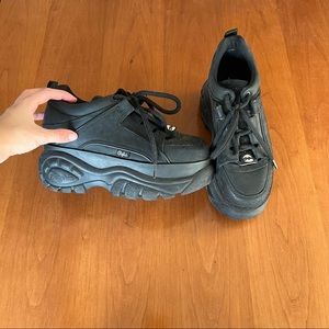 Buffalo London Classic Low Leather Sneakers!